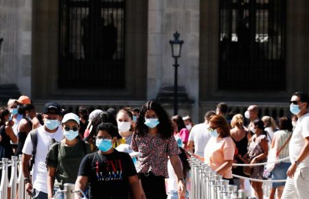 На більшості головних вулиць Парижа носіння масок зробили обов'язковим
