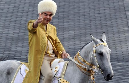 У Туркменістані жителів змушують купувати портрети президента разом із продуктами