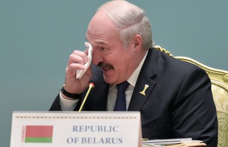 У Білорусі жартують, що білоруси купують долари США, аби подивитись на різних президентів — Лавнікевич