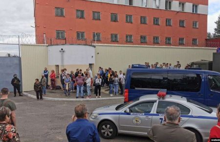 Зі слідчого ізолятора у Мінську звільнили близько 100 протестувальників