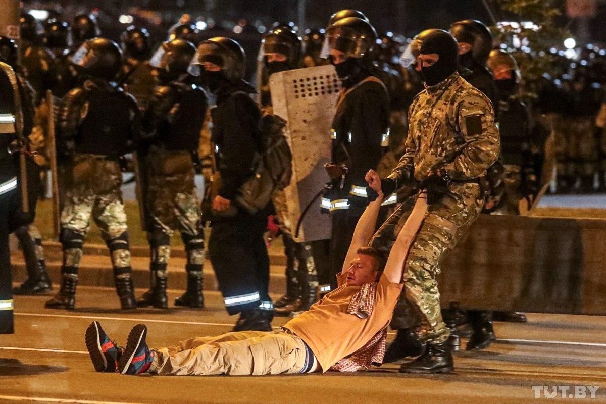 Протести у Білорусі: силовий розгін демонстрантів та сутички з ОМОН