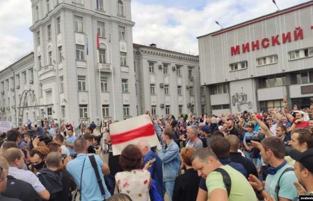 Протести у Білорусі: тисячі робітників тракторного заводу влаштували марш