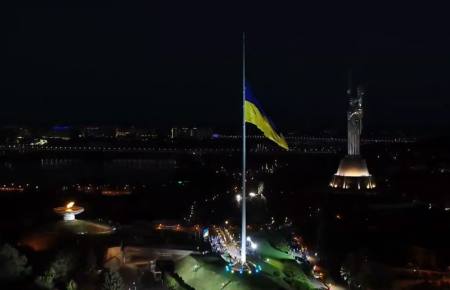У Києві підняли найбільший прапор України: висота флагштоку майже 90 метрів