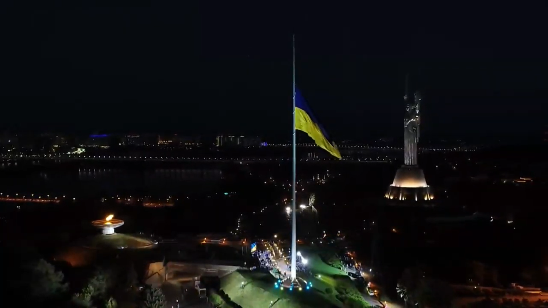 У Києві підняли найбільший прапор України: висота флагштоку майже 90 метрів