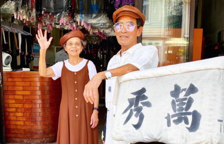 80-річне подружжя з Тайваню стали наймоднішою парою Instagram: для образів вони використовують одяг, забутий клієнтами у пральній