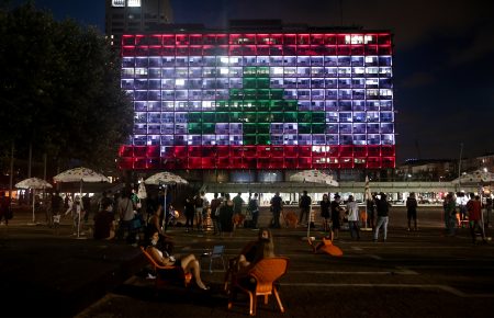 На знак солідарності мерію Тель-Авіва підсвітили кольорами прапора Лівану