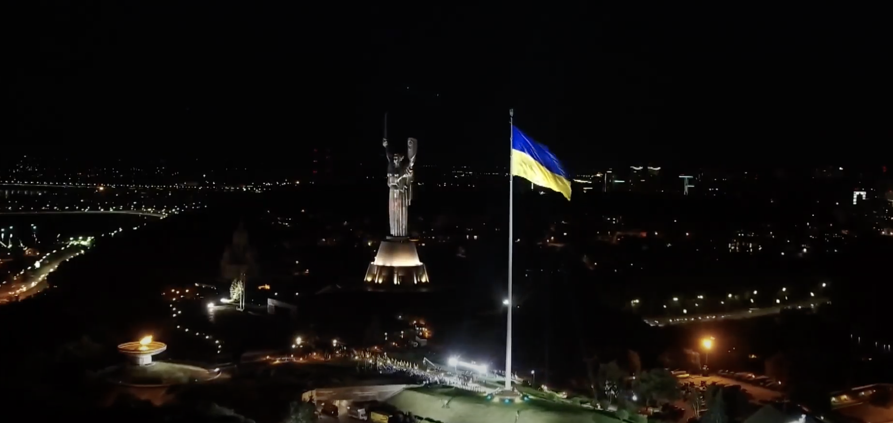 В Киеве прошла церемония поднятия самого большого флага Украины (видео)