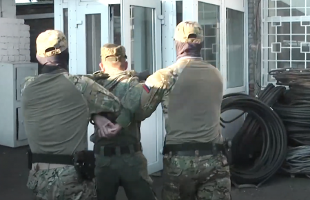 В ФСБ сообщили о задержании военнослужащего РФ, который якобы работал на украинскую разведку (видео)