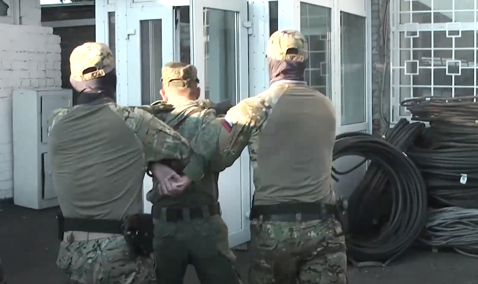 В ФСБ сообщили о задержании военнослужащего РФ, который якобы работал на украинскую разведку (видео)
