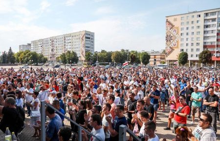 Крики «Ганьба» міністру культури і продовження страйків: десятий день протестів у Білорусі
