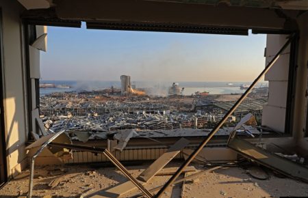 Попереднє розслідування вказує на недбалість як причину вибуху в Бейруті — Reuters
