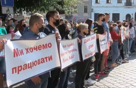 В Черновцах устроили акцию протеста из-за внесения города в красную зону