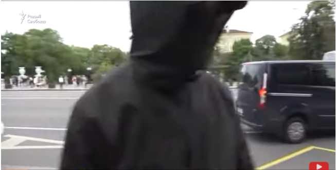 У Мінську на акції солідарності люди у чорному із закритим обличчям затримали журналістів «Радіо Свобода»