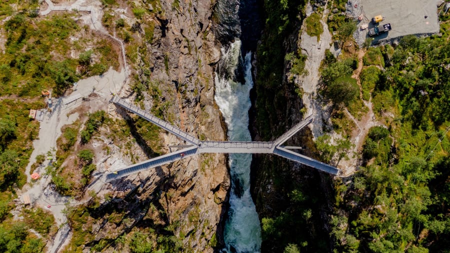 У Норвегії відкрили пішохідний міст біля водоспаду Ворінгфоссен: для його будівництва залучали альпіністів