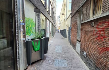 В Амстердамі встановили пісуари у вигляді кашпо: місцева влада сподівається вирішити проблему справляння нужди на вулиці