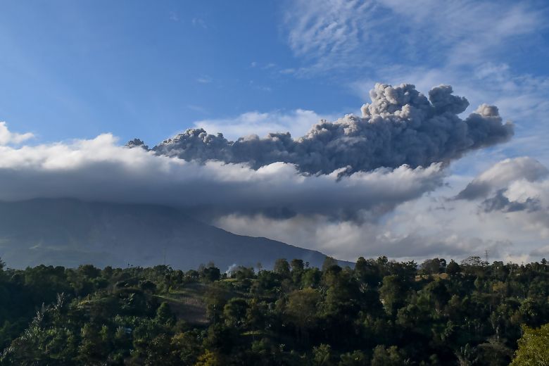 В Індонезії прокинувся вулкан Сінабунг, хмара попелу сягнула 5 км (відео)
