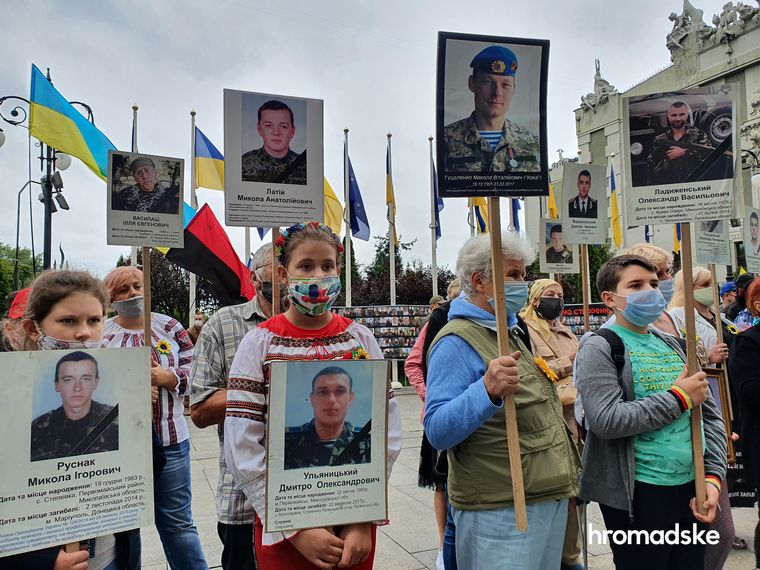 Под посольством РФ и Офисом президента провели акцию «Время не лечит» против российской агрессии на Донбассе