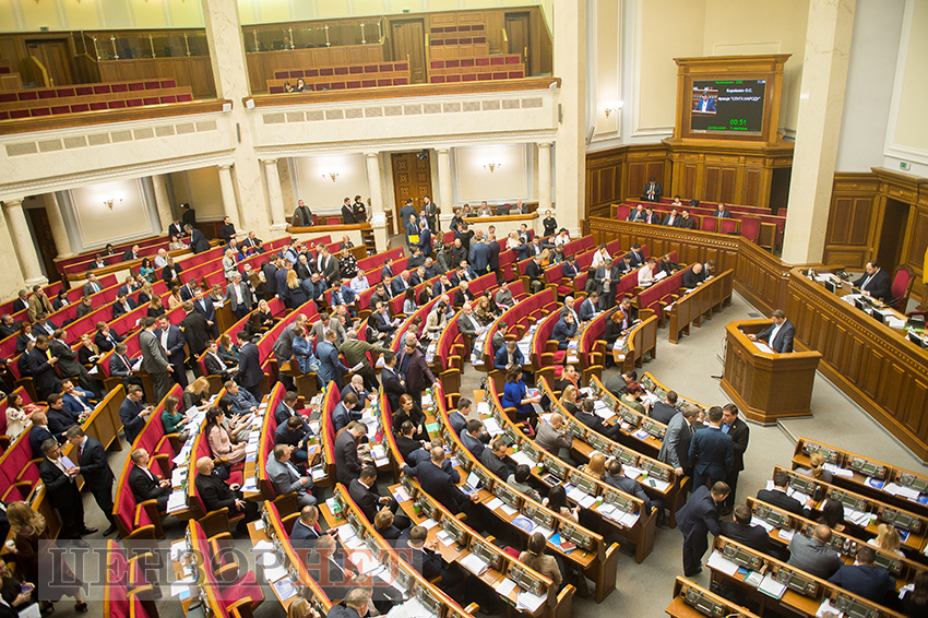 Рада с 1 сентября увеличила минимальную зарплату до 5 тыс грн.
