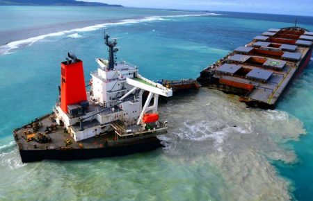 Японський танкер, який зазнав аварії біля Маврикію, розколовся надвоє