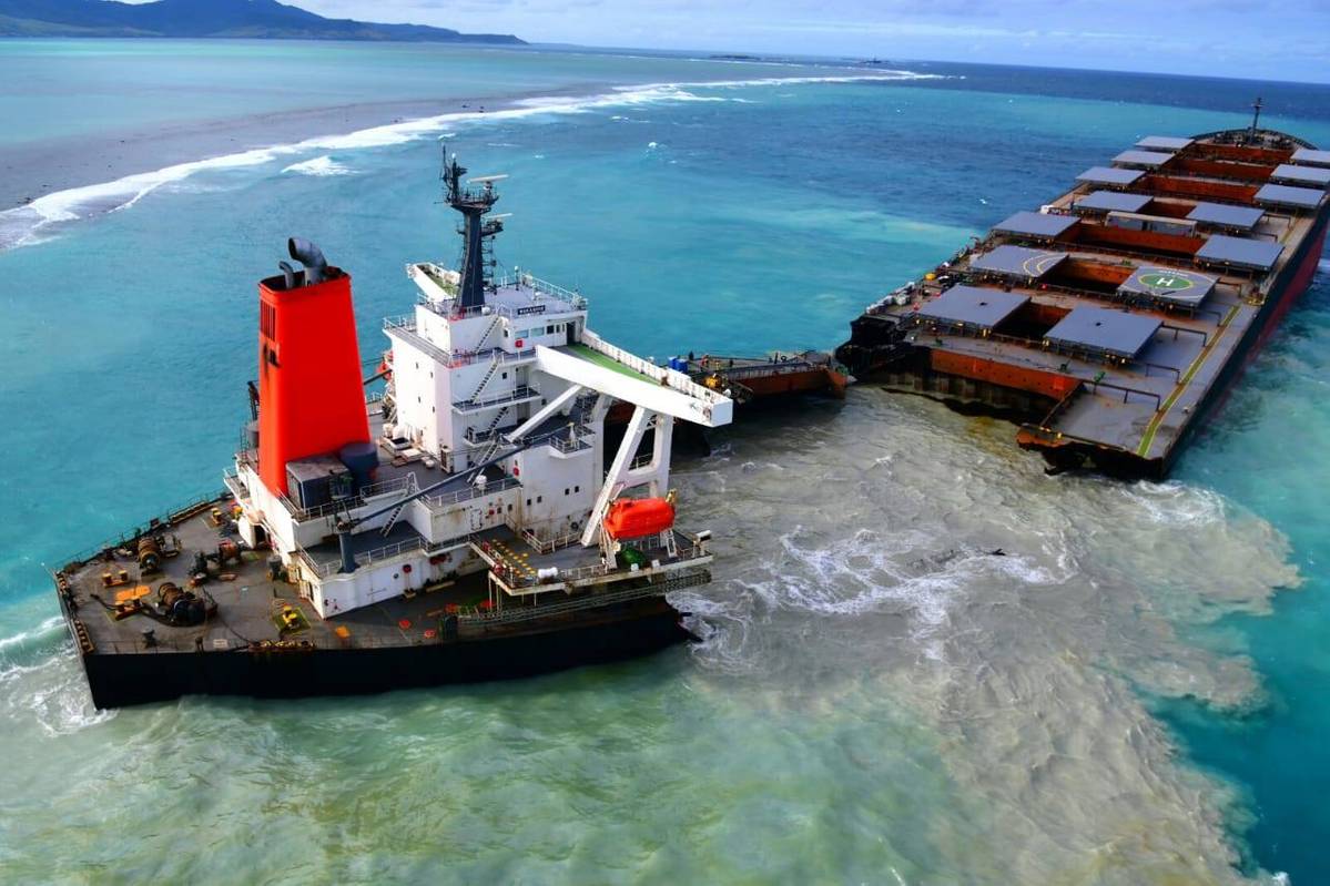 Японський танкер, який зазнав аварії біля Маврикію, розколовся надвоє