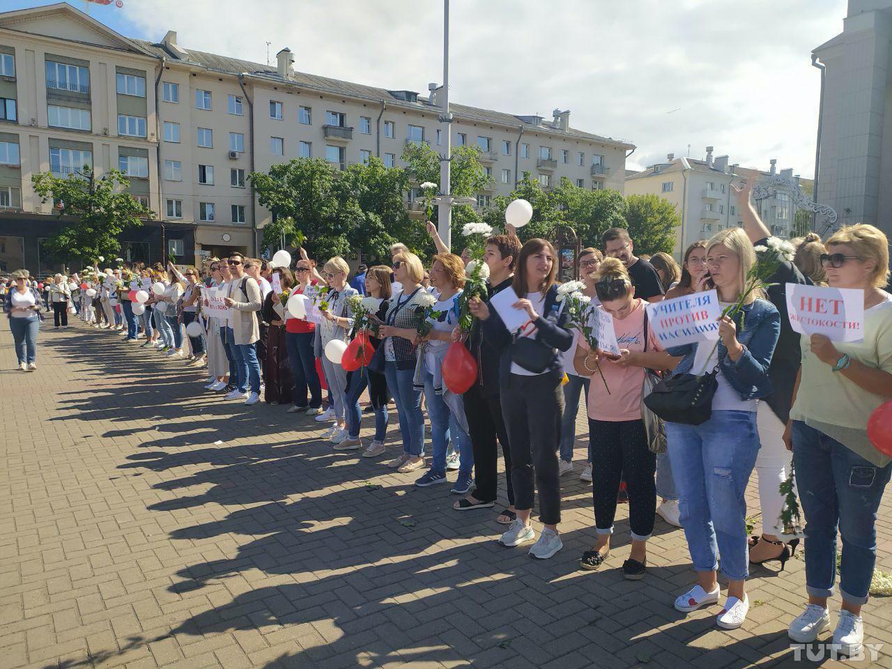 Сьомий день протестів у Білорусі: прощаються з загиблим Тарайковським, створюють ланцюги солідарності