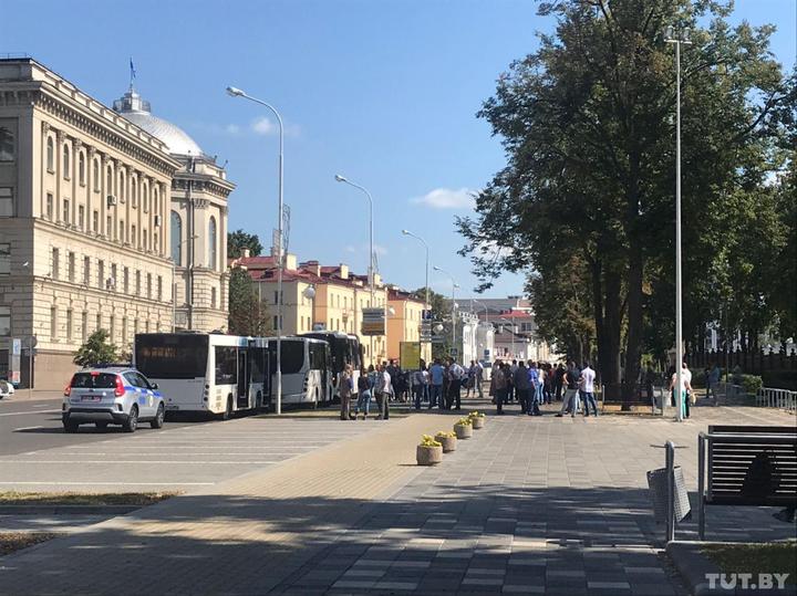 На провладний мітинг у Мінську звозять «бюджетників», у центрі — автозаки з силовиками