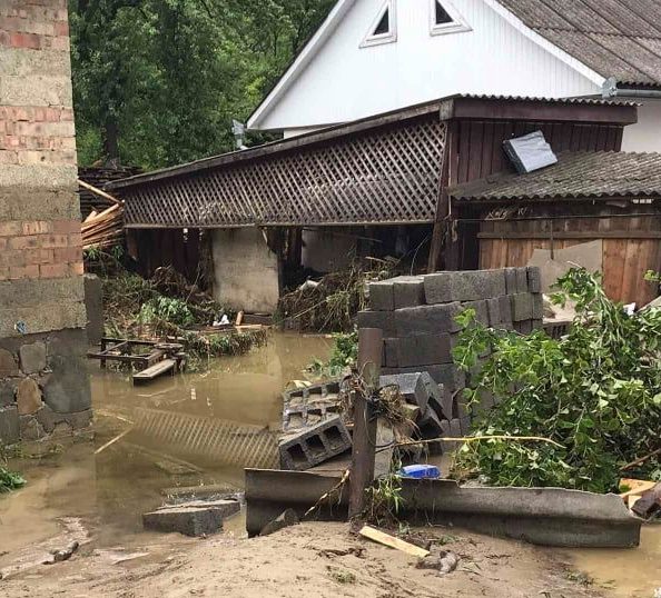 Жители села на Прикарпатье утверждают, что компенсации получили односельчане, чье имущество не пострадало от наводнения
