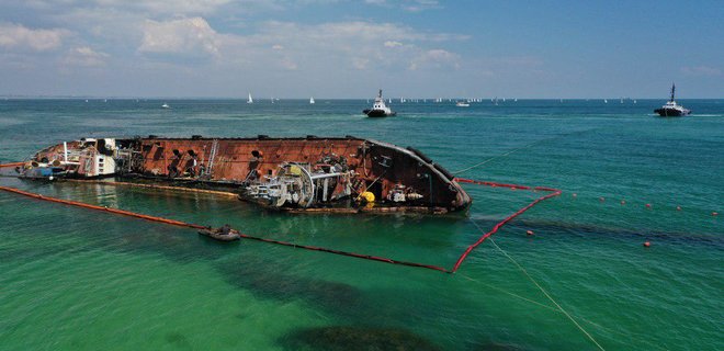 Біля затонулого танкера «Delfi» в Одесі почали розчищати дно
