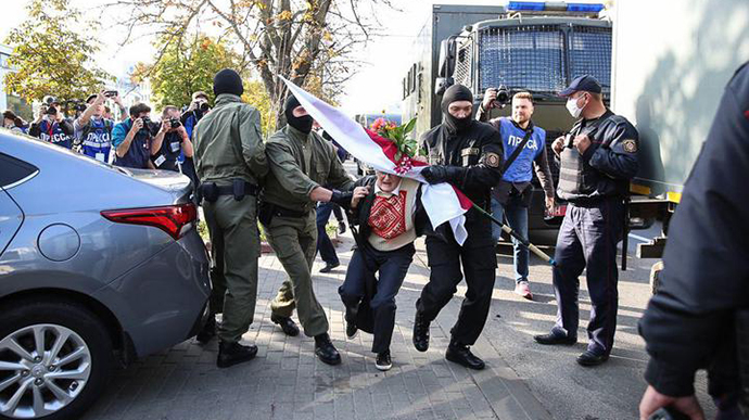 У Мінську на марші силовики затримали майже 100 жінок