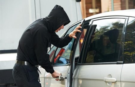 За похищение автомобилей будут наказывать по-новому: не только угонщиков, но и «отстойники» —юрист