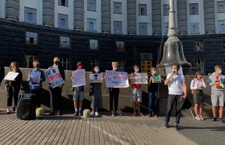Під Кабміном проходить акція протесту проти в.о. міністра освіти Сергія Шкарлета