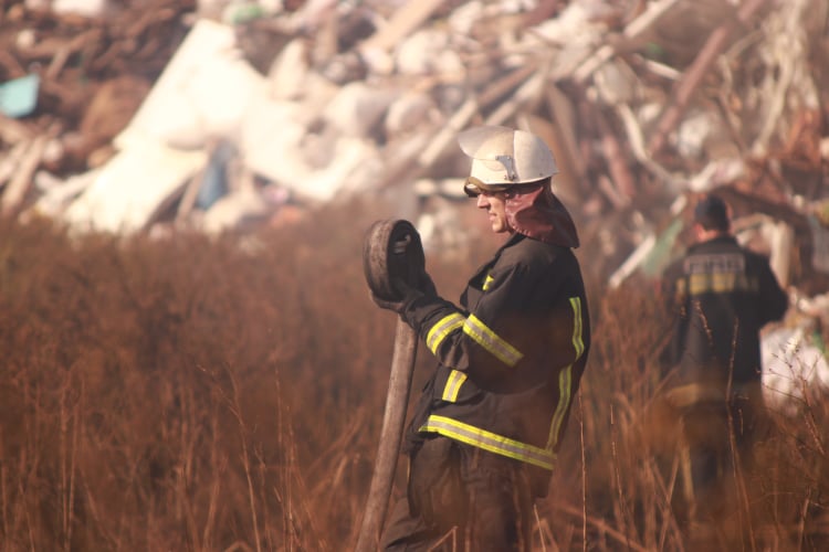 У Києві рятувальники загасили пожежу на сміттєзвалищі