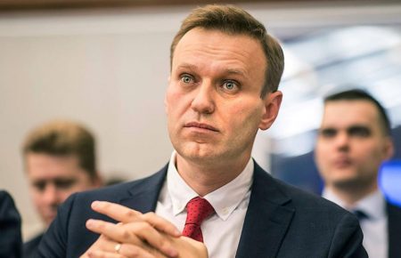 Навальный пришел в себя, полиция усиливает охрану вокруг него — СМИ