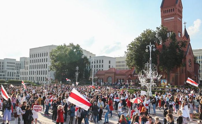 «Жіночий марш миру» у Мінську: на площі Незалежності зібралися кілька тисяч людей
