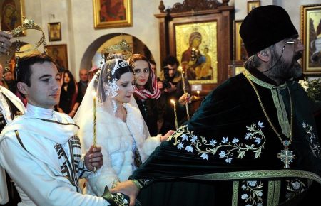 У Грузії через зростання кількості хворих на коронавірус заборонили проводити весілля та поминки
