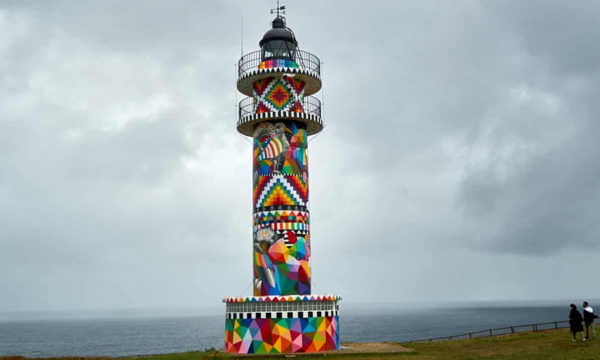В Іспанії художник розмалював 90-річний маяк, прикрасивши його візерунками