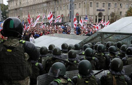ОМОН начал задерживать протестующих в центре Минска