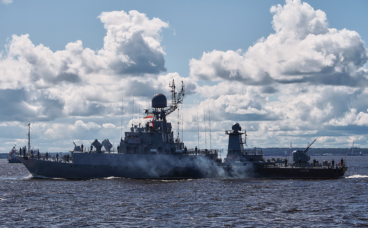 В Дании российский военный корабль столкнулся с контейнеровозом