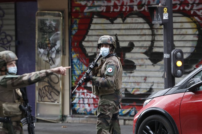 У Парижі невідомі з мачете поранили людей біля колишнього офісу сатиричної газети Charlie Hebdo