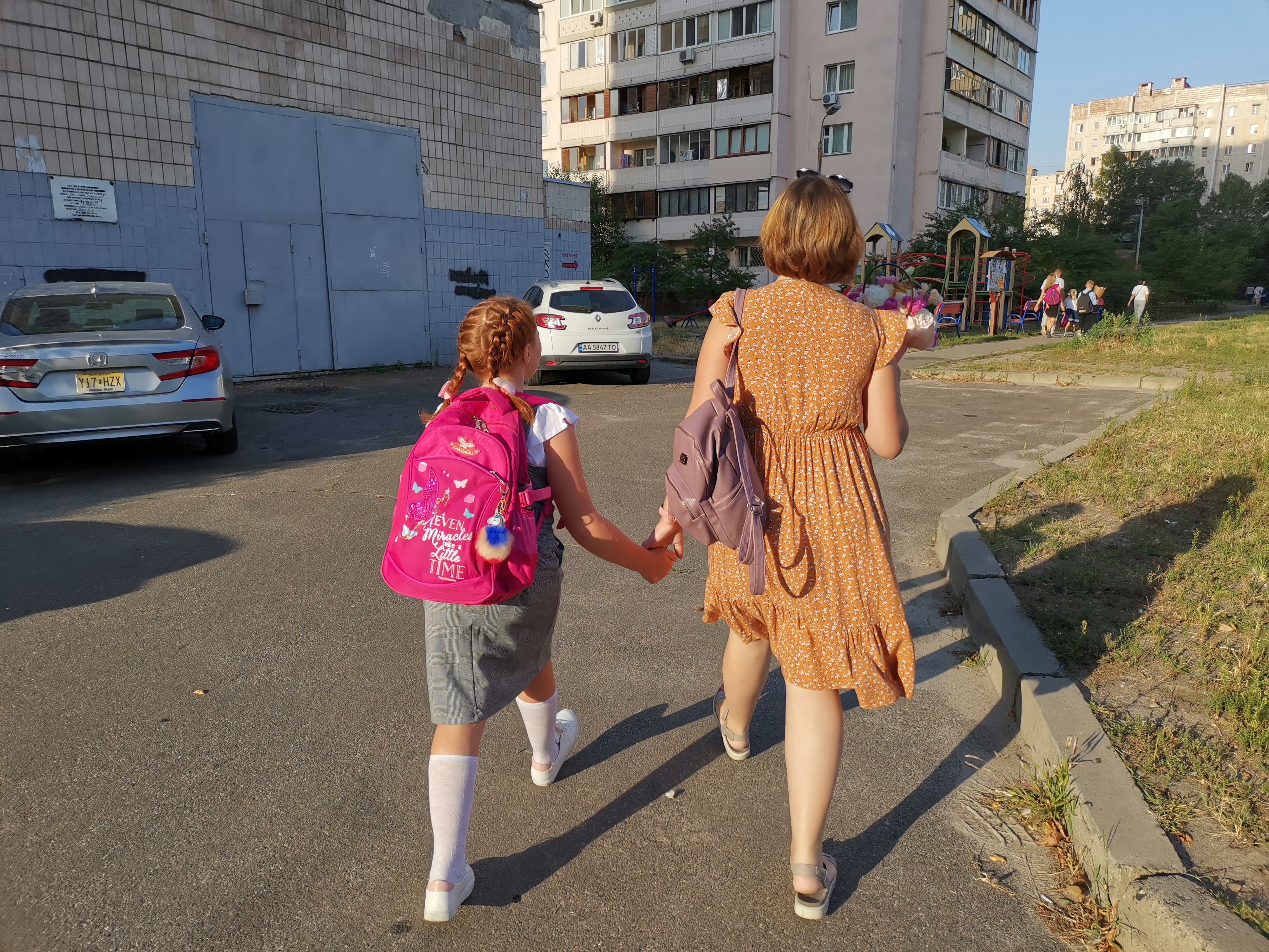 Без масок и дистанций: как в Киеве начался учебный год в условиях пандемии