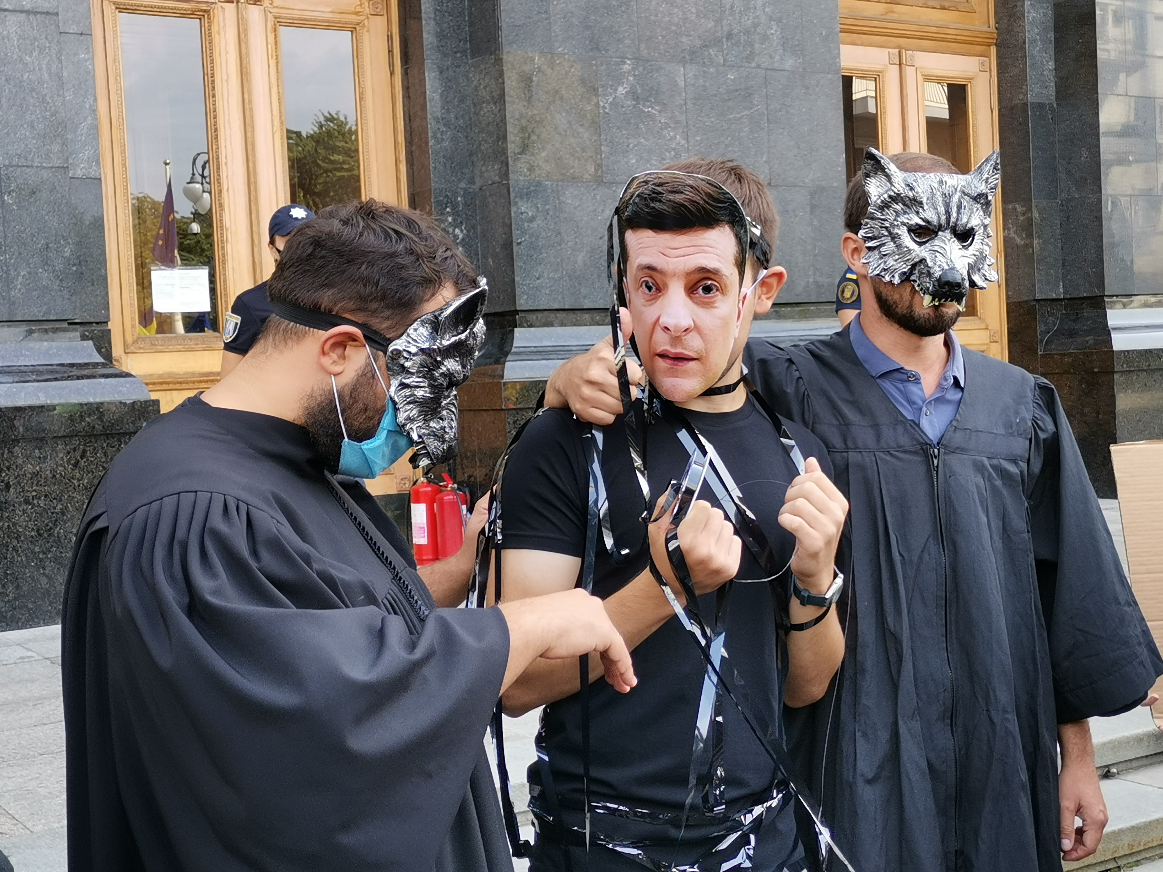 У масках вовків та мантіях суддів активісти вимагали від Зеленського реакції на «плівки Вовка»