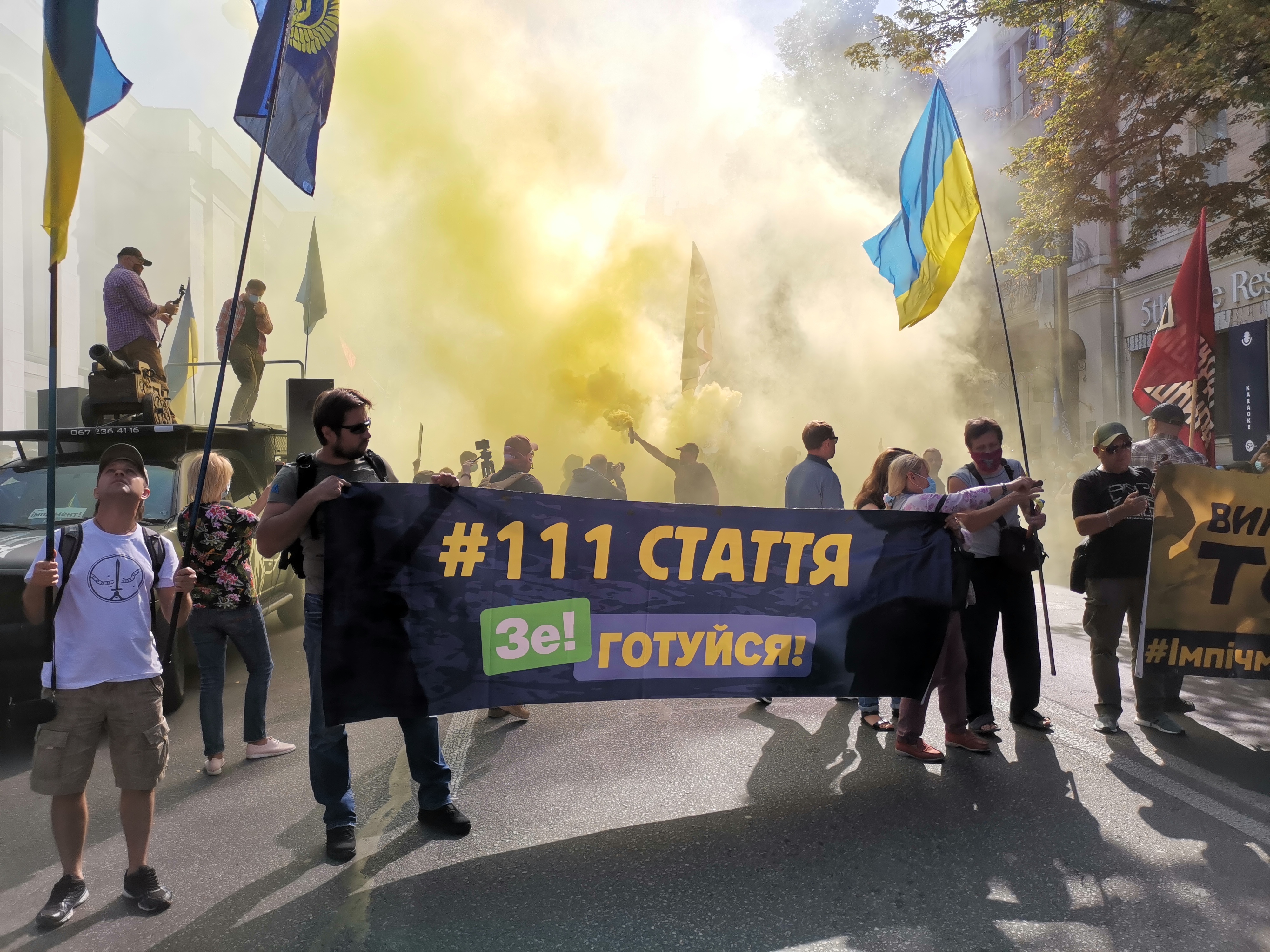 Жовто-блакитні фаєри і заклики об'єднуватись: активісти вимагають створення ТСК у справах Шеремета та «вагнерівців»