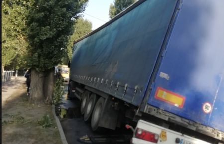 В Киеве из-за грузовика провалился асфальт, движение перекрыто — полиция