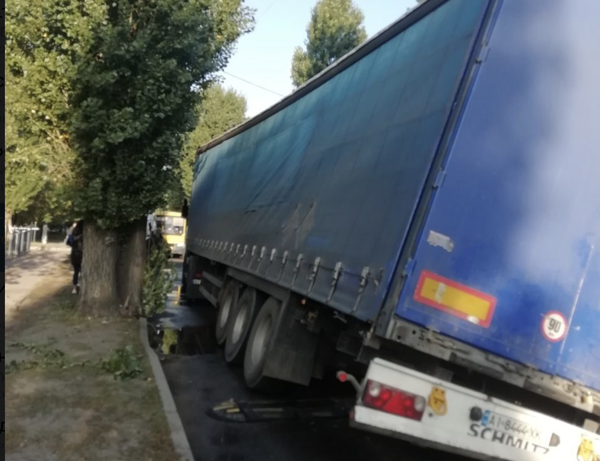 В Киеве из-за грузовика провалился асфальт, движение перекрыто — полиция