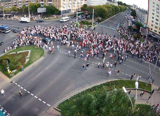 «Протестувальники створили загрозу безпеці дорожнього руху»: у МВС Білорусі пояснили, навіщо застосували водомет