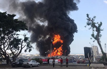 У порту Бейрута спалахнула пожежа (відео)