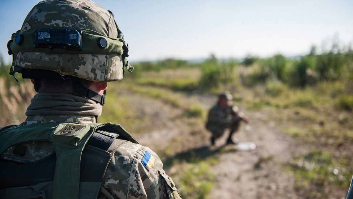 На Донбасі двоє військових підірвались на міні