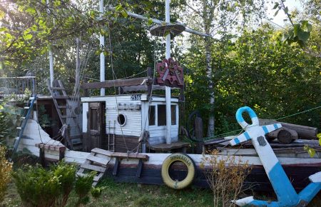 Лицарі із чайників та кораблі зі старих дощок: житель села Крихівці перетворив подвір’я на казковий простір