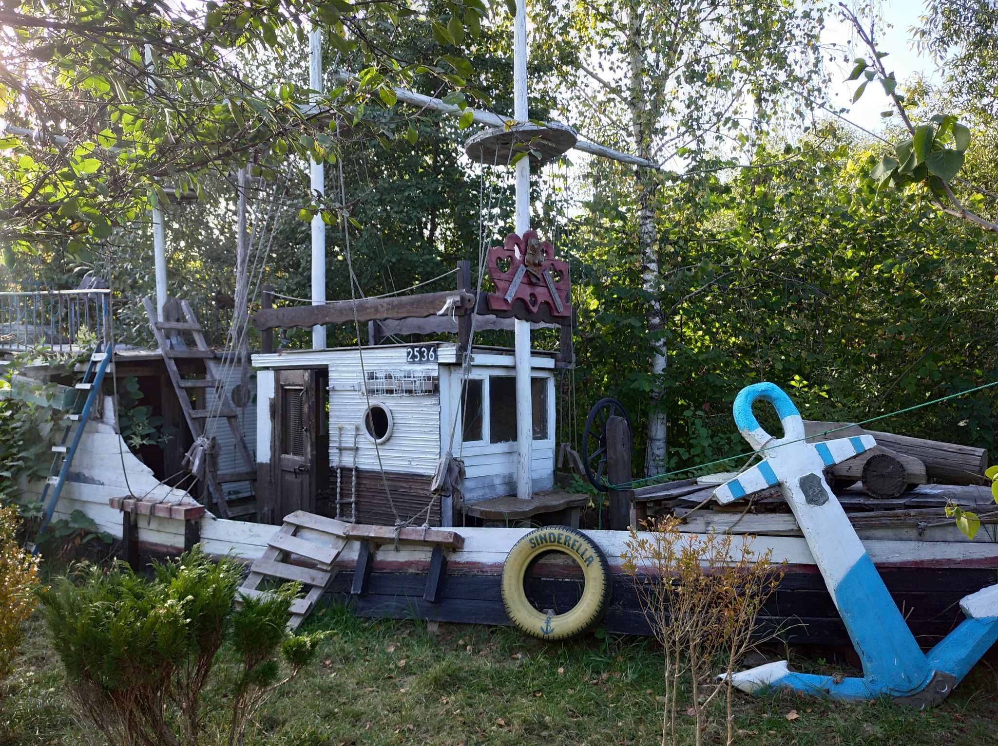 Лицарі із чайників та кораблі зі старих дощок: житель села Крихівці перетворив подвір’я на казковий простір