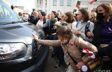 У Мінську проходить черговий «марш жінок», почались затримання